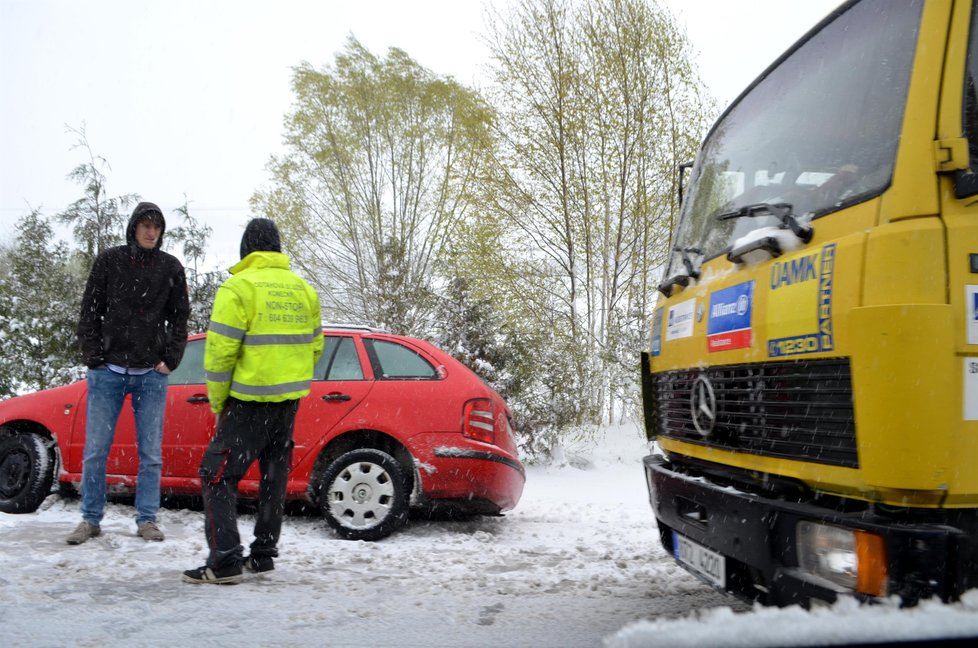 Přívaly sněhu na Bruntálsku a Jesenicku uvěznily v kolonách řidiče kamionů, osobáků i autobusů.