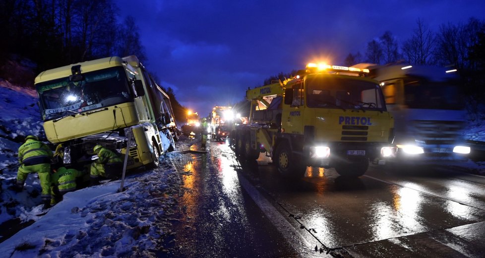 Počasí v Česku dává zabrat zejména řidičům.