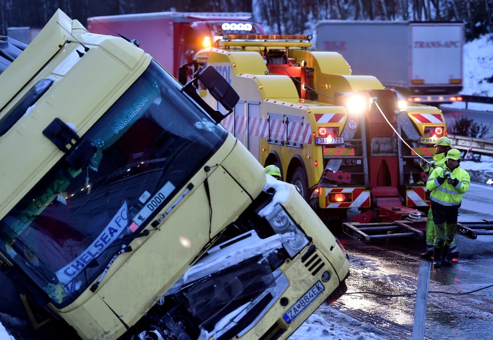 Počasí v Česku dává zabrat zejména řidičům.