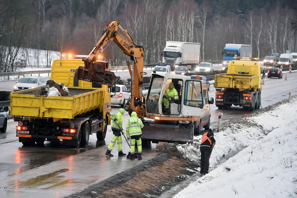 Počasí v Česku dává zabrat zejména řidičům.