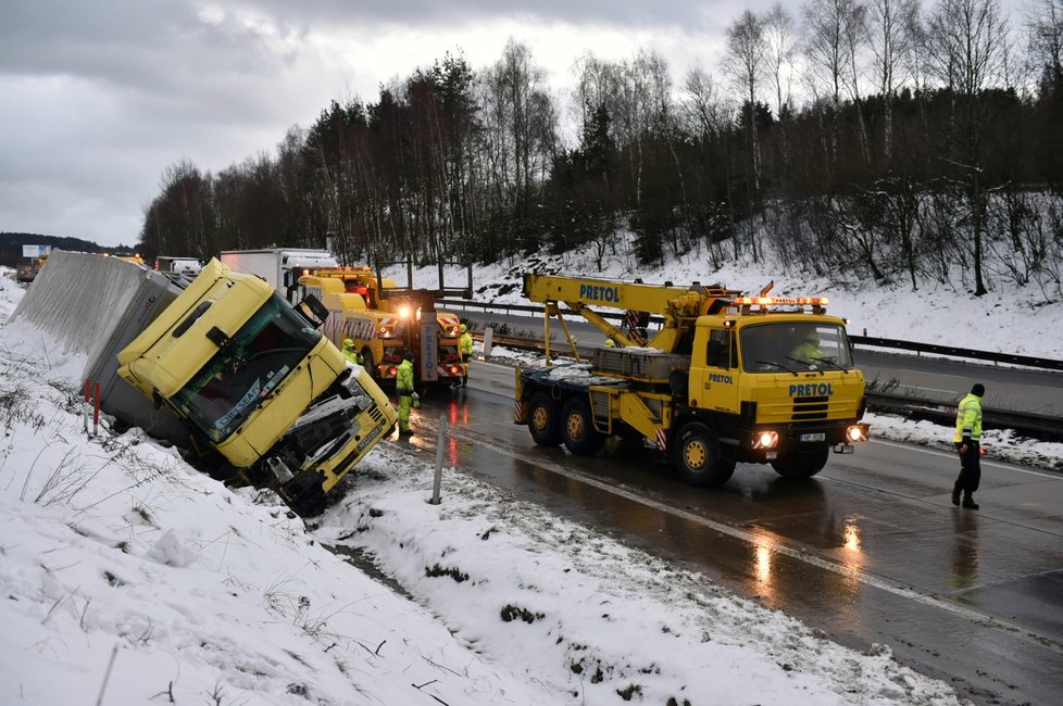 Na jihozápadě Čech a na Vysočině bude v pátek trvale a místy i vydatně sněžit.