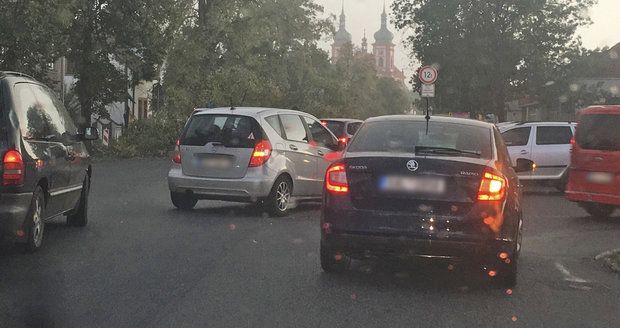 Na křižovatku ve Staré Boleslavi spadl strom