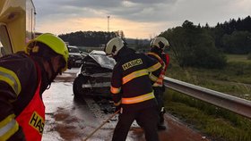 V Boršově se na mokré silnici srazil autobus s osobním autem. Záchranáři ošetřili 13 zraněných