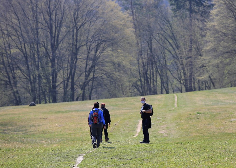 Slunečné počasí lákalo do přírodní rezervace Stvořidla na řece Sázavě na Havlíčkobrodsku turisty i rybáře (18. 4. 2020)