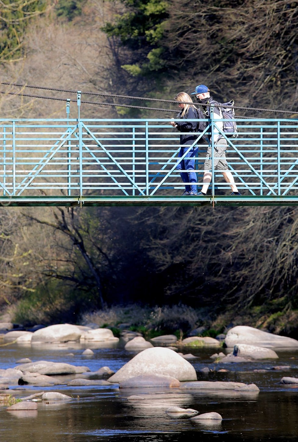 Slunečné počasí lákalo do přírodní rezervace Stvořidla na řece Sázavě na Havlíčkobrodsku turisty i rybáře (18. 4. 2020).