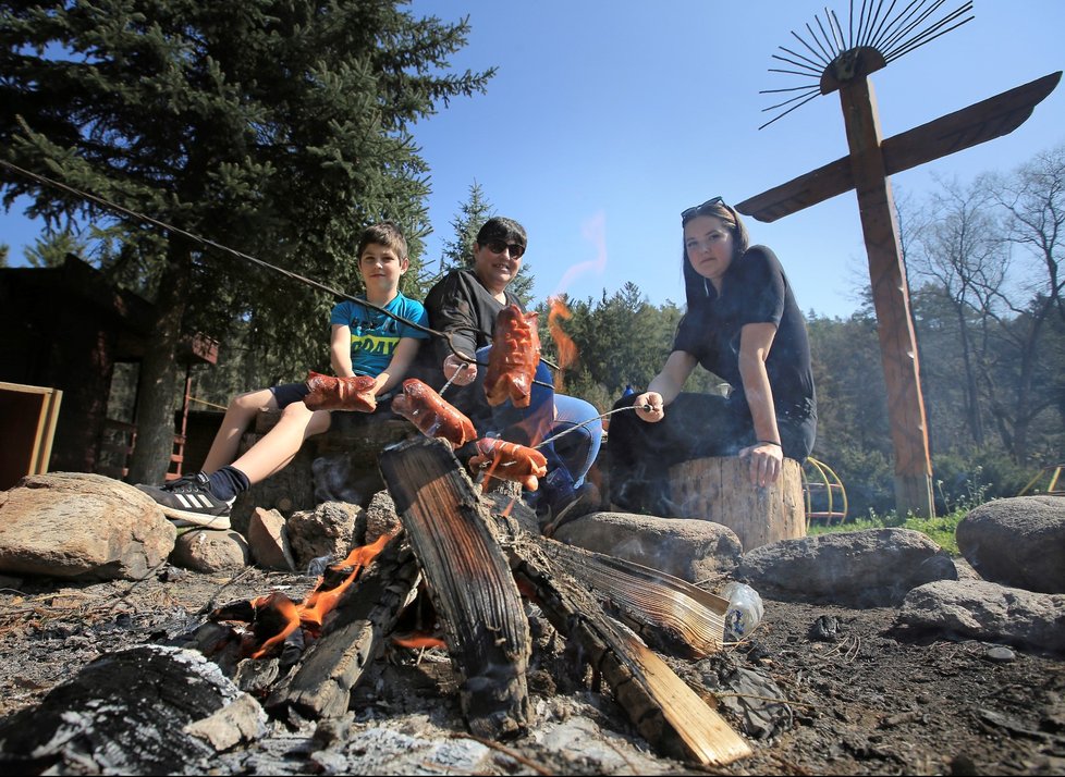 Slunečné počasí lákalo do přírodní rezervace Stvořidla na řece Sázavě na Havlíčkobrodsku turisty i rybáře (18. 4. 2020)