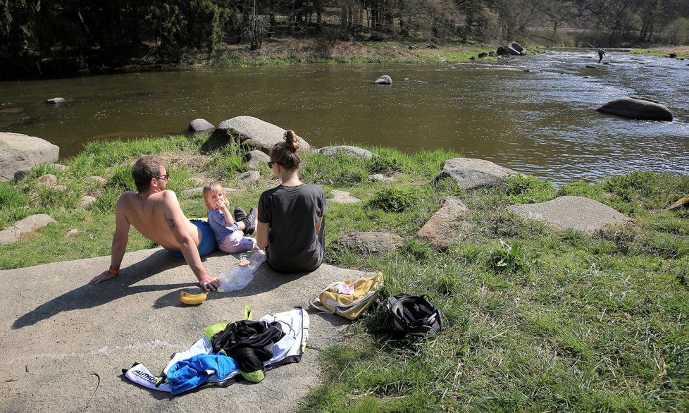 Slunečné počasí lákalo do přírodní rezervace Stvořidla na řece Sázavě na Havlíčkobrodsku turisty i rybáře (18. 4. 2020).