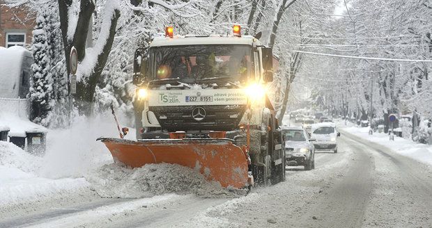 Sněhová kalamita na jihu Moravy: Uzavřené silnice, hodinová zpoždění u autobusů 