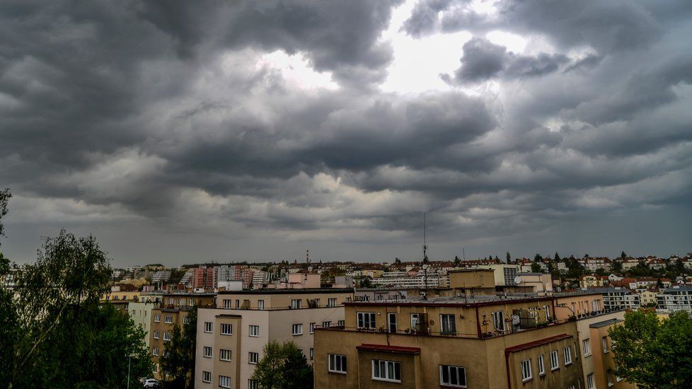 V příštím týdnu se mají nejvyšší denní teploty podle předpovědi pohybovat mezi 17 až 25 stupni Celsia a zpočátku se budou místy objevovat přeháňky, které mají později přejít na většině území Česka v déšť.