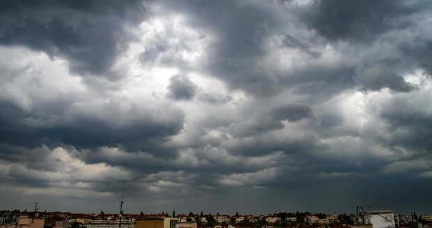 Sucho, déšť, pyl a teplotní rekordy - takové je nyní počasí v Česku.