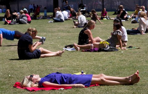 Léto je tu: V úterý bude až 30 °C, přijdou ale bouřky