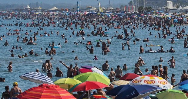 Horké počasí vyhnalo mnoho lidí k moři v jihofrancouzském Canet-en-Roussillon