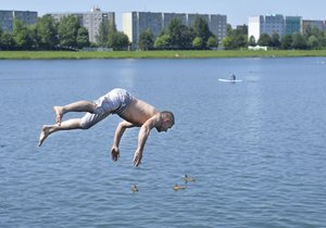 Teplé letní počasí láká Čechy k vodě: Skok do přehrady v Jablonci nad Nisou