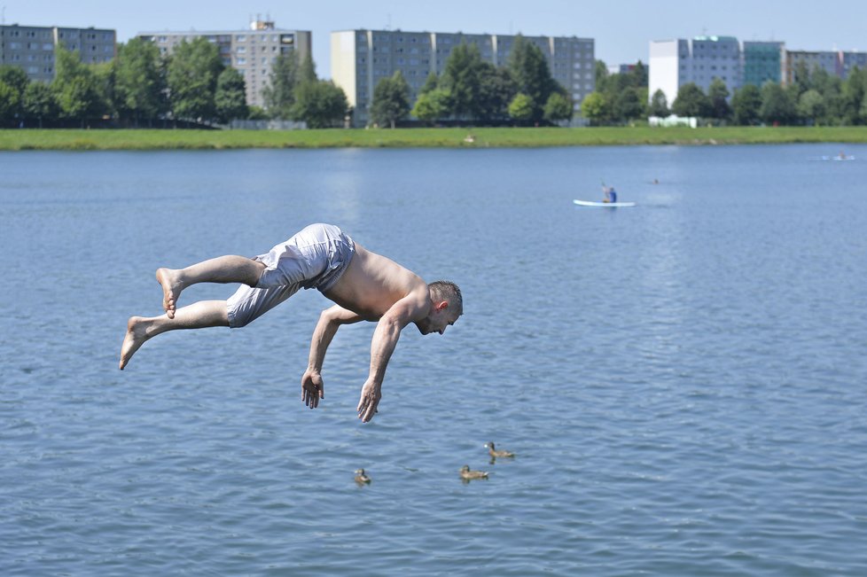 Teplé letní počasí láká Čechy k vodě: Skok do přehrady v Jablonci nad Nisou.
