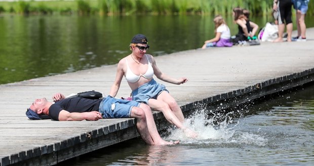 Klíčový zlom přinese pátek 4. září, kdy se nad většinou území prosadí jasná až polojasná obloha. Zpočátku se sice zejména na severu a severovýchodě objeví zvětšená oblačnost s ojedinělým deštěm, během dne ale převládne slunečné počasí. Klíčový zlom přinese pátek 4. září, kdy se nad většinou území prosadí jasná až polojasná obloha. Zpočátku se sice zejména na severu a severovýchodě objeví zvětšená oblačnost s ojedinělým deštěm, během dne ale převládne slunečné počasí.