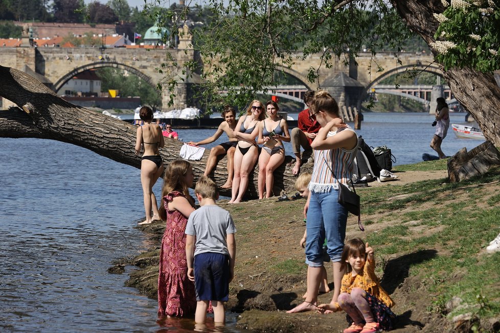 Teplé květnové počasí v ČR: Lidé u Vltavy v Praze (11.5.2022)