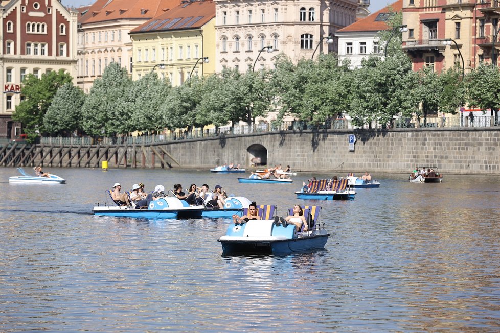 Teplé květnové počasí v ČR: Lidé u Vltavy v Praze (11. 5. 2022)