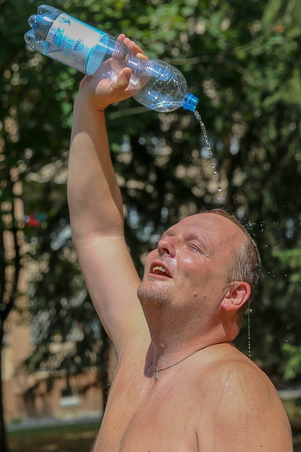 Nad střední Evropou se bude i nadále držet velmi teplý vzduch, takže i v sobotu budou padat teplotní rekordy a skloňovat budeme extrémní teploty, které se zastaví až na 36 °C.