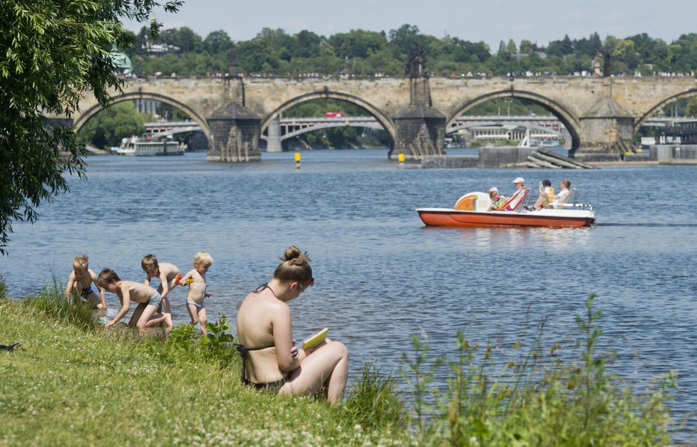 Tropické teploty budou přetrvávat i o víkendu.