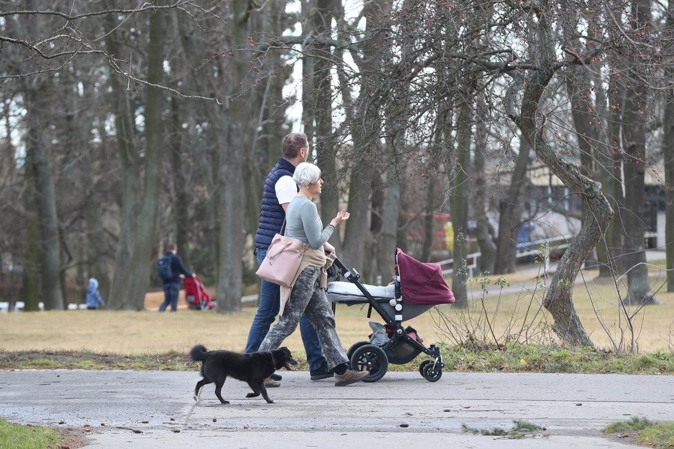 Češi si užívají mimořádně teplé počasí (1. 2. 2020).