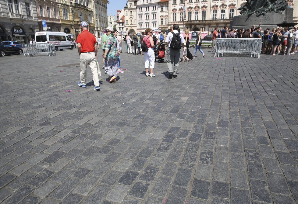 Samotné dlažební kostky na Staroměstském náměstí tak rozpálené nejsou. Zato spáry mezi nimi jsou rozžhavené.