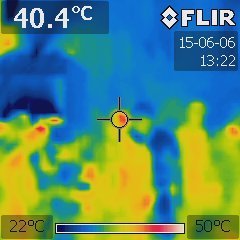 Oproti lidem na jiných snímcích jsou ti pod kropicím vozem výrazně chladnější, termokamera sice ukazuje teplotu  40,4 stupně, kamera je ovšem namířená na nejteplejší místo – na hlavu.