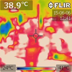 Na termosnímku rudá a bílá barva označuje ty nejrozpálenější plochy.