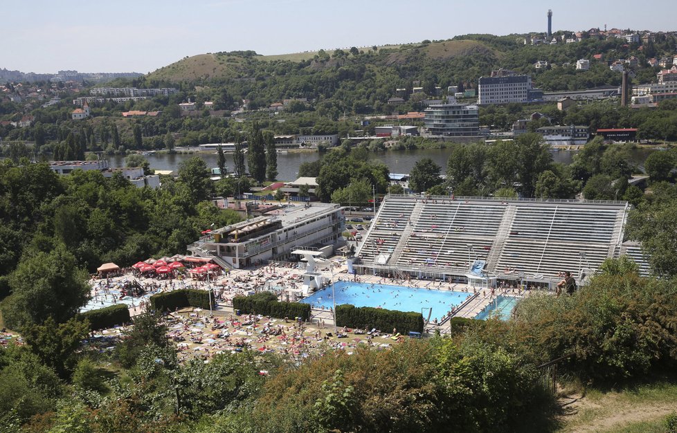 Na tribuně v Podolí pálí svrchu slunce a zespodu rozžhavený beton. Proto je téměř prázdná.