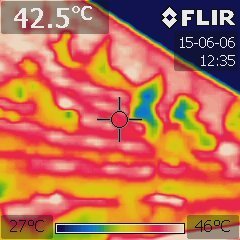 Spoustu slunečních paprsků beton ale pohlcuje, proto celý termosnímek září žluto-červeně.