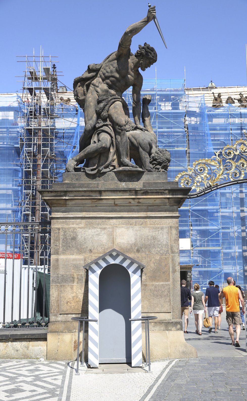 V budkách pro Hradní stráž je takový hic, že jsou raději prázdné. Nebo to má souvislost s právě probíhající rekonstrukcí Hradu?