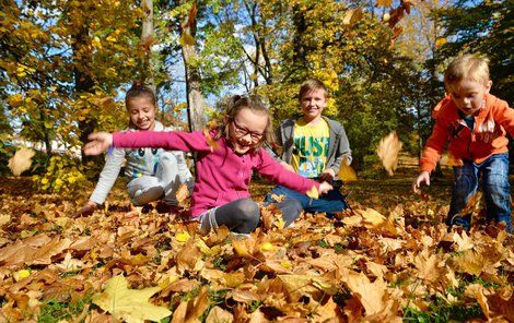 Tepla si o víkendu v pražském parku užívali i Sasha (8), Simon (12), Anička (7) a Tomík (3).