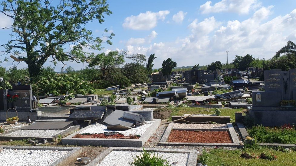 Tornádo poničili v obci hrušky i hřbitov.