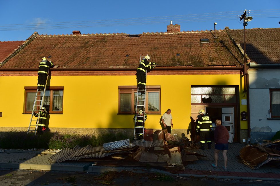 Lanžhotem na Břeclavsku se v pondělí 13. června 2022 prohnalo tornádo.