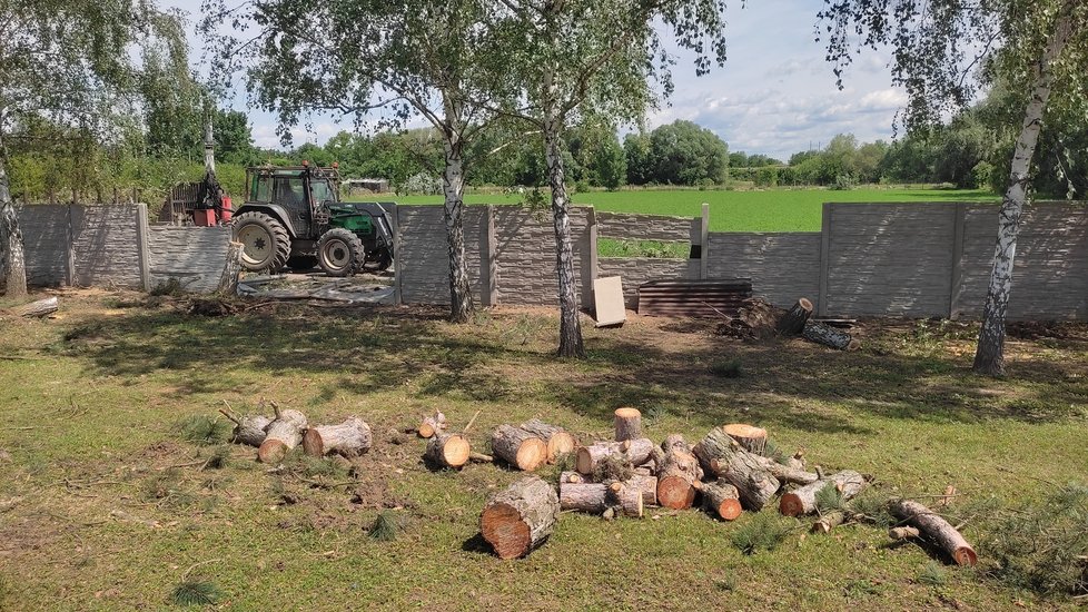 Lanžhotem na Břeclavsku se v pondělí 13. června 2022 prohnalo tornádo. Plot na místním hřišti, který vítr rozmetal, byl opravený teprve minulý týden...