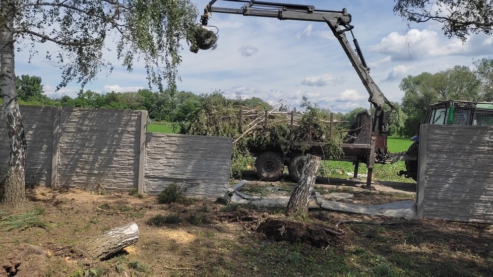 Lanžhotem na Břeclavsku se v pondělí 13. června 2022 prohnalo tornádo. Plot na místním hřišti, který vítr rozmetal, byl opravený teprve minulý týden...