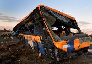 Autobus tornádo vleklo asi 30 metrů, skončil převrácený. Zranili se v něm čtyři lidé.