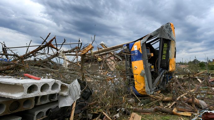 Autobus tornádo vleklo asi 30 metrů, skončil převrácený. Zranili se v něm čtyři lidé.