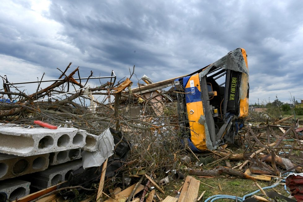 Autobus tornádo vleklo asi 30 metrů, skončil převrácený. Zranili se v něm čtyři lidé.