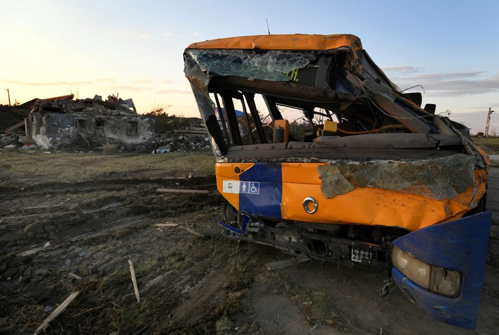 Autobus tornádo vleklo asi 30 metrů, skončil převrácený. Zranili se v něm čtyři lidé.