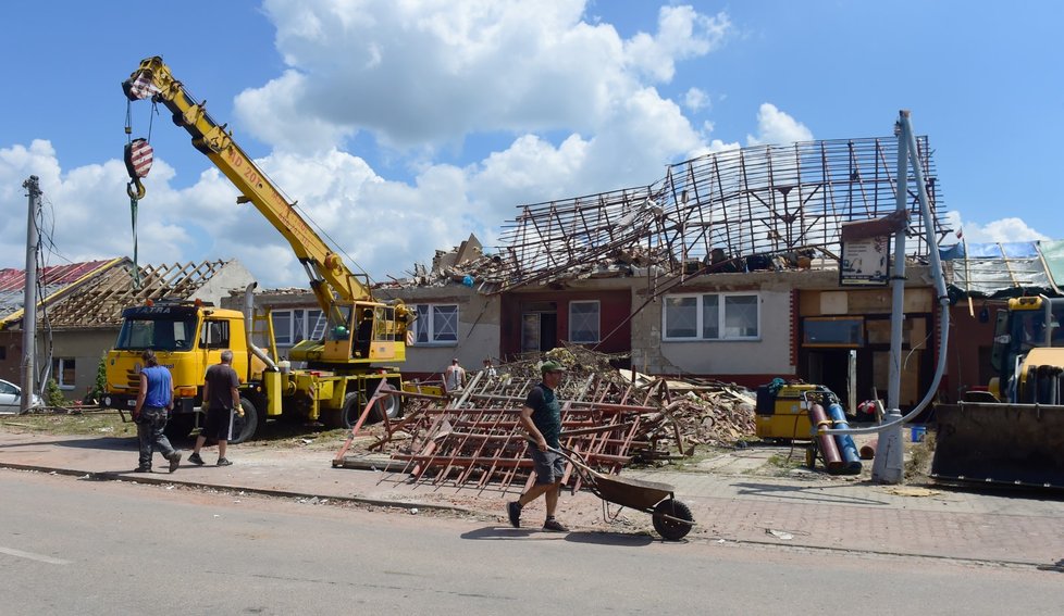 Odstraňování následku katastrofy v Lužicích na Hodonínsku. (26.6.2021)