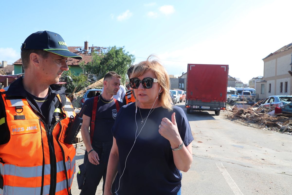 Ministryně financí Alena Schillerová v Moravské Nové Vsi, kterou poničilo tornádo.