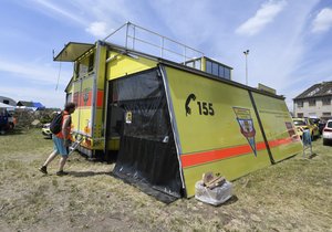 Pražští záchranáři postavili 27. června polní ošetřovnu v Moravské Nové Vsi na Břeclavsku, kde pokračovaly odklízecí práce po čtvrtečním tornádu.