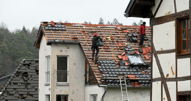 Německem se prohnalo tornádo a ničilo domy. Čtyři lidé skončili v nemocnici