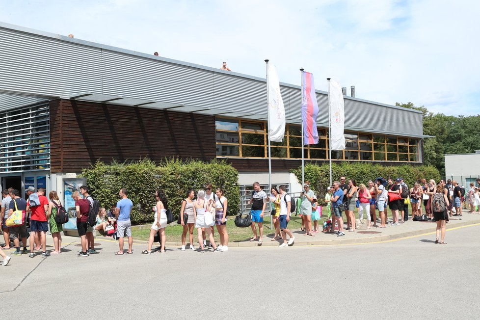 Tropy v Česku: Fronta před pražským koupalištěm Petynka (28.7.2020)