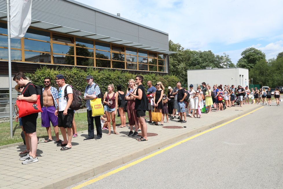 Tropy v Česku: Fronta před pražským koupalištěm Petynka (28.7.2020)