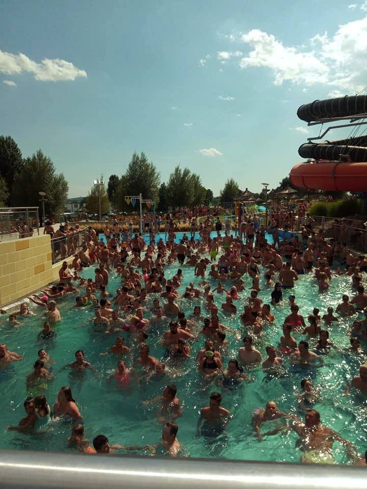 Tropy v Česku: Sociální sítě zaujalo foto z Aqualandu Moravia, kde v teplém letním dni čeká dav lidí v bazénu, až se spustí umělé vlnobití