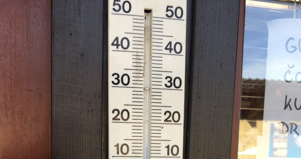 V lyžařském areálu Filipov na Hodonínsku bylo v sobotu 1. února ve 14 hodin 13 °C, někteří z lyžařů zdolávali svah jen v tílku.