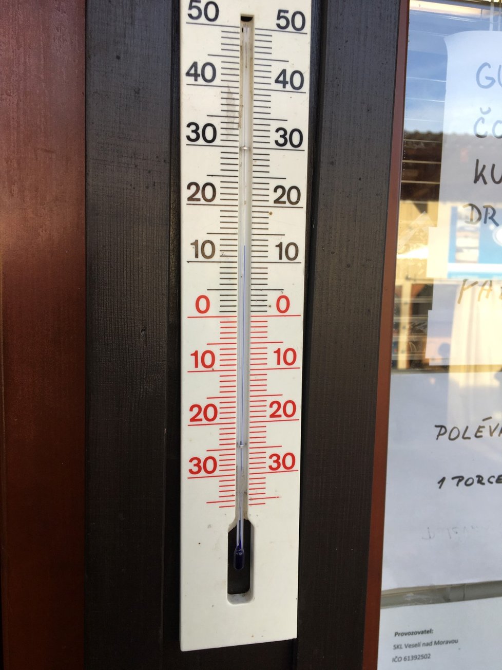V lyžařském areálu Filipov na Hodonínsku bylo v sobotu 1. února ve 14 hodin 13 °C, někteří z lyžařů zdolávali svah jen v tílku.