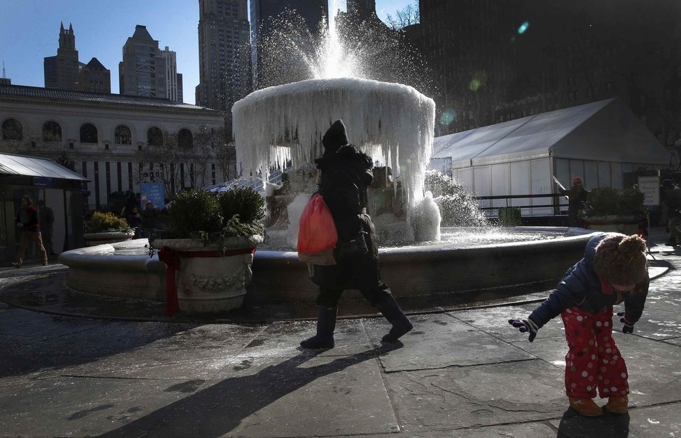 Teploty hluboko pod nulou zasáhly i newyorský Manhattan.