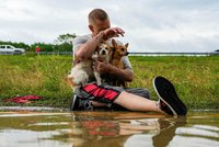 Silné bouře zasáhly Houston! Stovky lidí musely být evakuovány kvůli záplavám